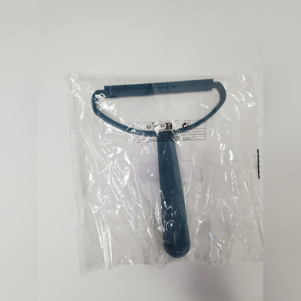 New Sealed Blue Lint Scrapper